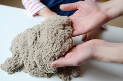 Adam Toys, Kinetický písek - přírodní - 2kg + formičky zdarma