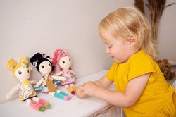 Hencz Toys Měkká hadrová panenka MAJA s blond vlásky