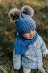 Zimní čepice s kožešinovými bambulemi + šál Baby Nellys Star - modrá, 6/24 měsíců