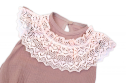 Body s nohavičkami, mušelín s krajkou BOHO - hnědorůžová
