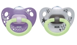 Dudlík silikový svítící 2ks NUK - HAPPY NIGHTS s fialovou 