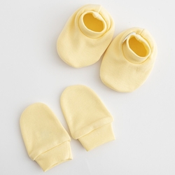 Kojenecký bavlněný set-capáčky a rukavičky New Baby Casually dressed žlutá 0-6m