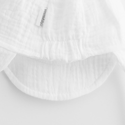 Dětská letní mušelínová čepička s kšiltem New Baby bílá