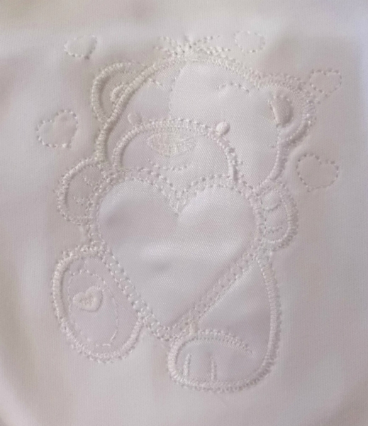 Dupačky kojenecké bavlna - MEDVÍDEK bílé - detail výšivky