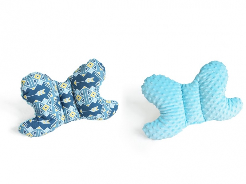 Baby Nellys Oboustanný polštářek Motýlek - ornamenty, minky modr